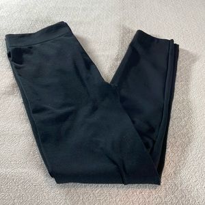 HUE black leggings. Size M/L. Excellent used condition.